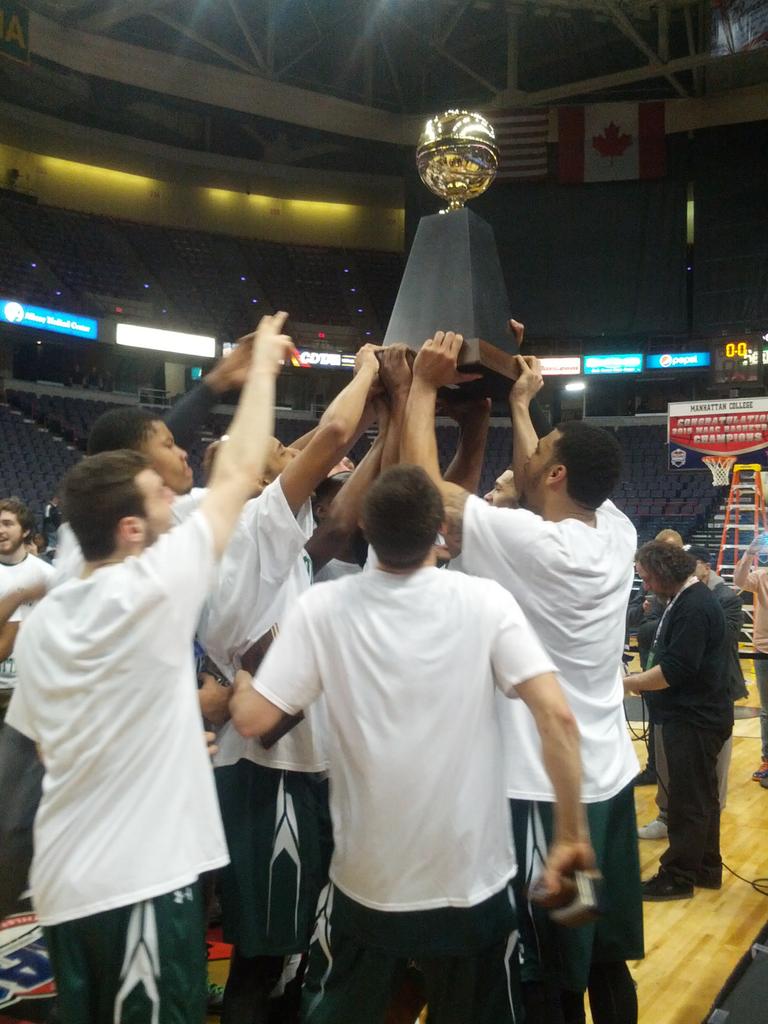 MetroConfSports's tweet photo. MBB: @GoJaspers hoist the MAAC Championship Trophy #MAACHoops15 http://t.co/omrvuo6y1T