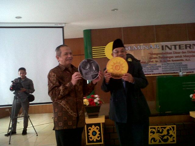 ZaimSaidi's tweet photo. Montase Rancangan Dinar dan Dirham dengan corak 'Persyarikatan Muhammadiyah', di Seminar di Univ Muhammadiyah Jkt. http://t.co/XKtiLLnRj0