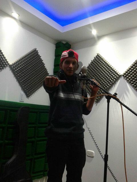 Kradiz's tweet photo. Seguimos fabricando algo nuevo algo distinto #haciendobuenamusic @kradiz* Make Music* y *R music http://t.co/8V5g2wj6q9
