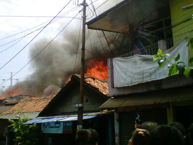 11.19: RT <a href="/ayahneizza/">ayah neizza</a>: sedang terjadi kebakaran di jln sodong raya rawamangun jkt tim