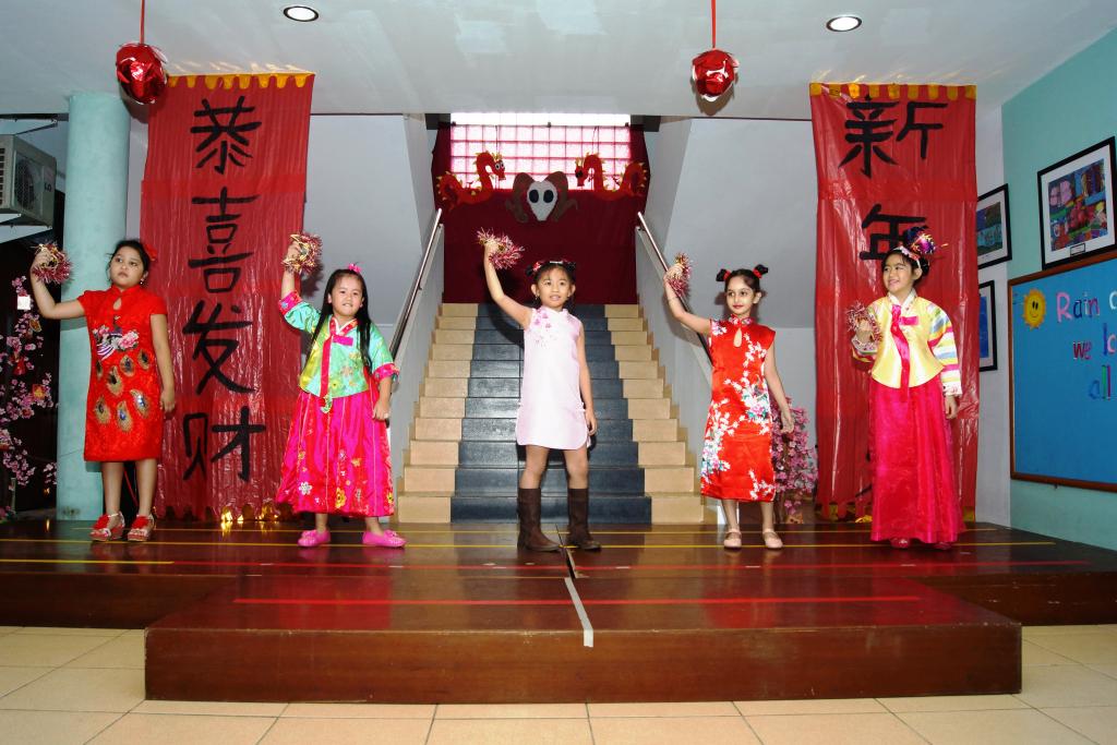 sis_plm's tweet photo. #LunarNewYear #performance #singing #dancing #students #teachers http://t.co/kcc5LnD1yr