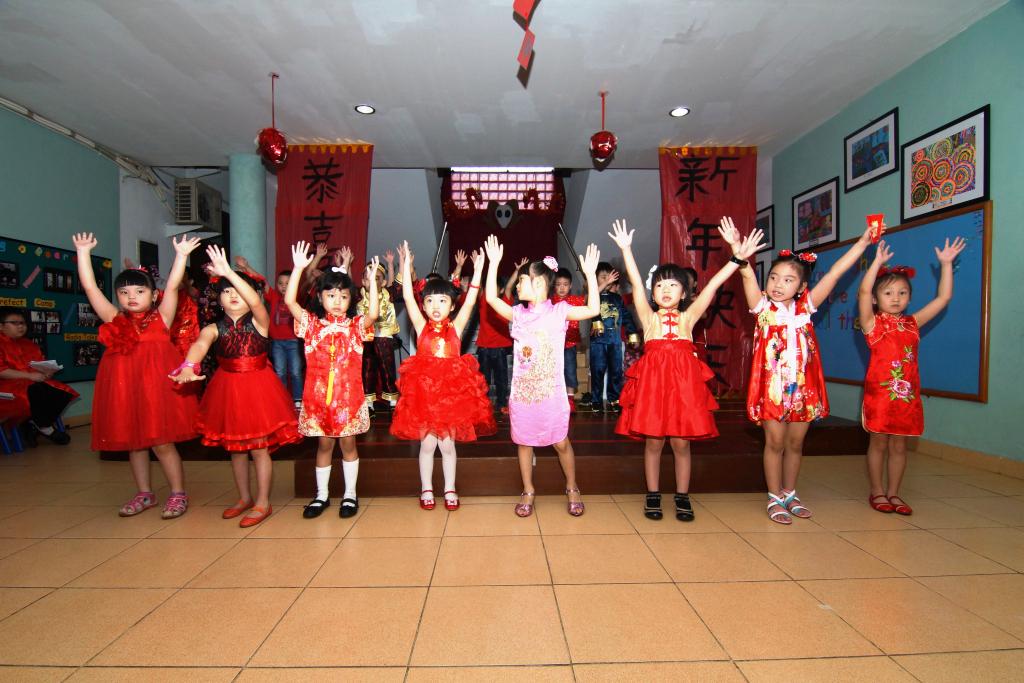 sis_plm's tweet photo. #LunarNewYear #performance #singing #dancing #students #teachers http://t.co/kcc5LnD1yr