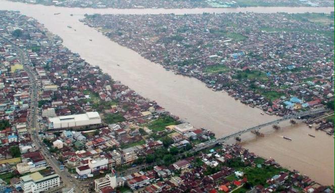 infoPontianak's tweet photo. Sungai Kapuas &amp; Landak adalah Kado yg Tuhan berikan untuk Kota Pontianak. Padanya bertumpu jutaan rezeki. http://t.co/zqZZE4yS4D