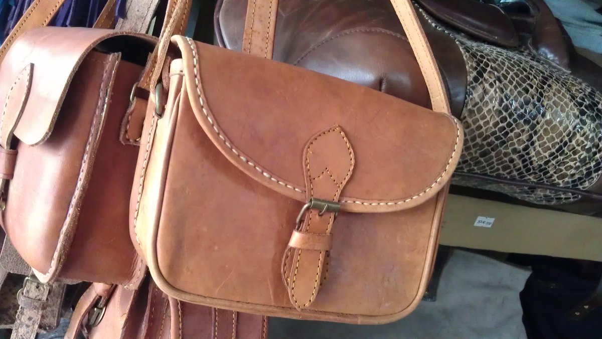 aosstore's tweet photo. READY STOCK! Cosmetic Nabati. Brown. IDR.200. Material: Nabati Leather. Size.20x15cm http://t.co/iwc9sql6G4