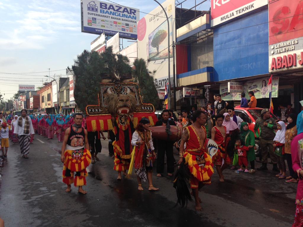 pemkotbekasi's tweet photo. Banyak persembahan adat nusantara dari SKPD Kota Bekasi #HUT18BekasiKota http://t.co/5ypBUl7qv7