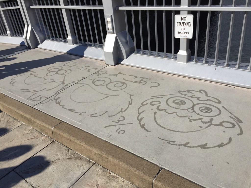 じょーたく スプレーを使い ものの数十秒で絵を完成させるusjお掃除クルーの伊東さん 今日は名前まで 皆さんも彼女を見かけたら是非頼んでみては Usj ユニバ クルー スプレーアート エルモ クッキーモンスター モッピー Http T Co