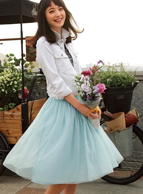 With編集部 ４月号の 希ol 見た目 キレイ だけど らくちん 着まわし14days から 佐々木希 ちゃんのショットをご紹介 この白いジージャン じつは らくちん服 なんですよ Http T Co Erfbsyrjic 希 コーデ Http T Co Azurxruh8p Twitter