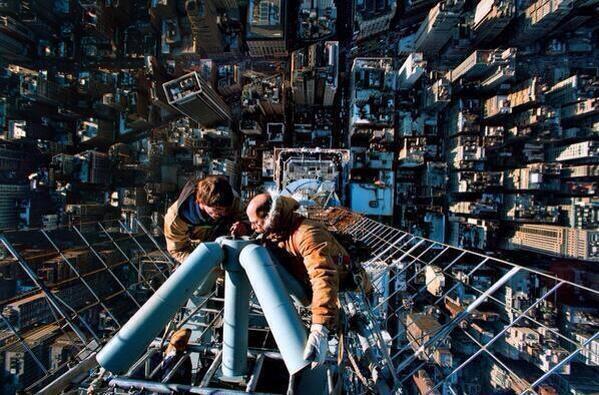 _Paisajes_'s tweet photo. Trabajadores reparando la antena del Empire State Building, New York. http://t.co/eZ5tAoEbll