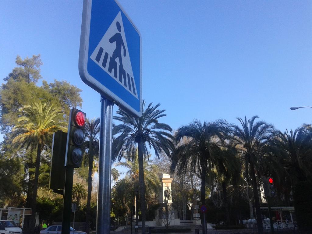 Traficoencdb's tweet photo. Nuevo paso de peatones en Paseo Victoria vía @atamayour http://t.co/udWJEHRMHZ