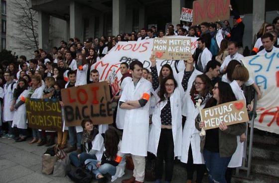 #Brest 150 étudiants en médecine mobilisés contre le projet de loi de la ministre de la Santé bit.ly/1AcIRCW