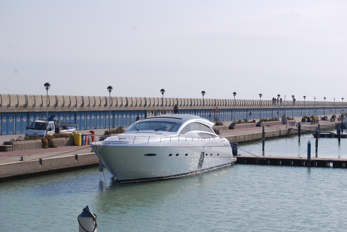 CmmYachtService's tweet photo. #Pershing72 - Refitting work @pershingyacht @CervasiMatteo http://t.co/xTFelpKmQ1