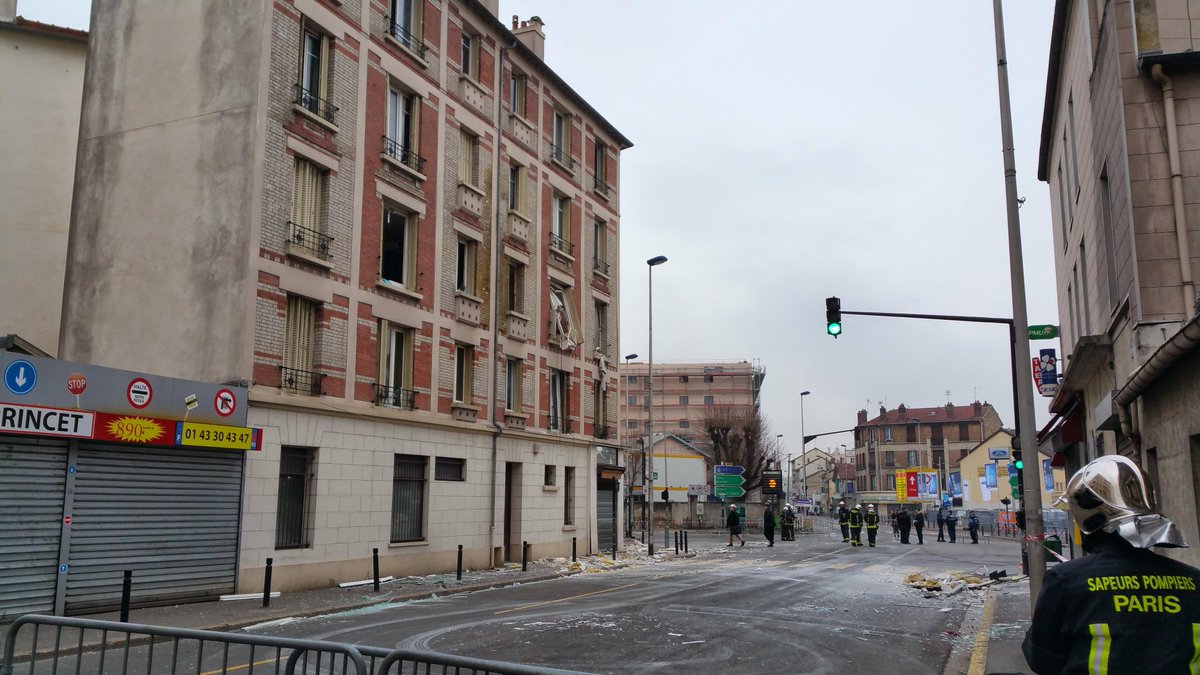 gill1701's tweet photo. Ce matin, c'est bien calme au carrefour Anatole France / Jules Princet
#Explosion #AulnaySousBois http://t.co/waxOGKG6a6