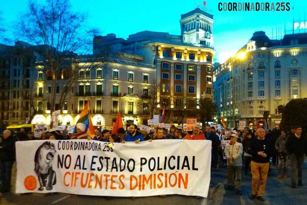 Coordinadora25S's tweet image. Hoy 2 ejemplos claros del #EstadoPolicial 
-Prohibición concierto d Soziedad Alkoholika
-Detenciones #YoTambienSoyD14