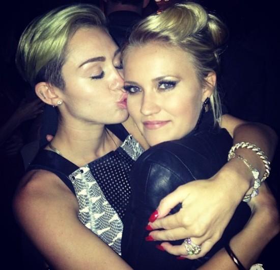 El día de hoy está cumpliendo 23 años Emily Osment. HAPPY BIRTHDAY  We love u. 