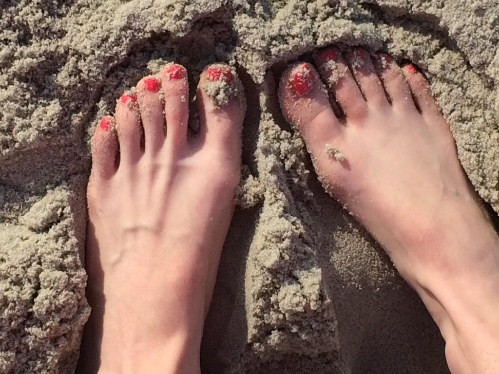henleywalker_'s tweet photo. feet in the sand and sun in the sky💙 http://t.co/Edf7uOjdbd