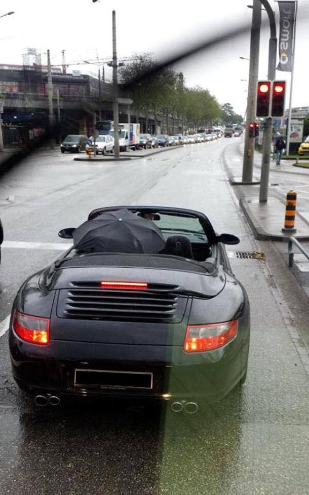 Mystraht's tweet image. Comme quoi, avoir une décapotable c&apos;est pas toujours pratique ! #décapotable #insolite