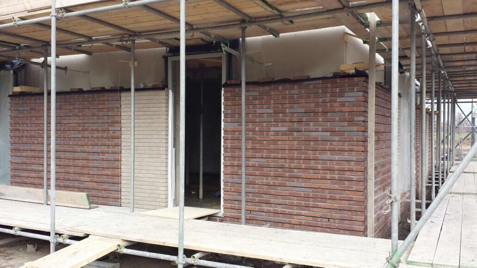 Heilijgers's tweet photo. Bezig met lijmen en metselen van de buitengevels - ruwbouw - woningen 1e fase #Valleipark #Leusden http://t.co/ljtg6DJtYJ