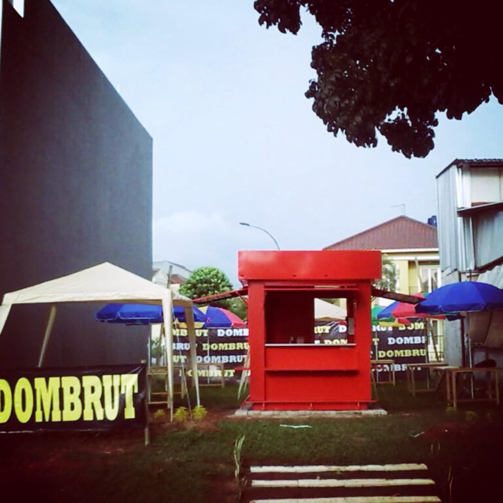DOMBRUTcafe's tweet photo. Buat fans Dombrut...bbrp hari lagi akan BUKA lagi niih di kawasan BSD...mrapatt.....yuuk.....!! @yukeDOMproject http://t.co/LmB7ZsPlLg