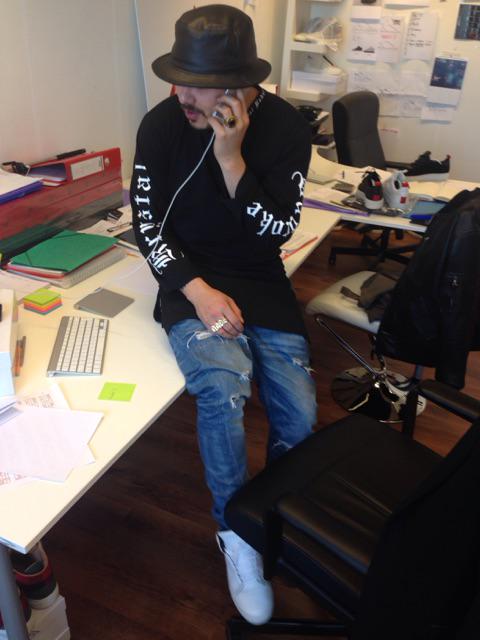 Volgens mij is Tyga bij mij op kantoor 😂😂