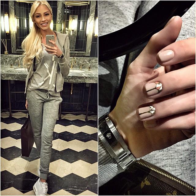 AlenaShishkova's tweet image. How do you like my manicure? Personally, I DO VERY MUCH!!!