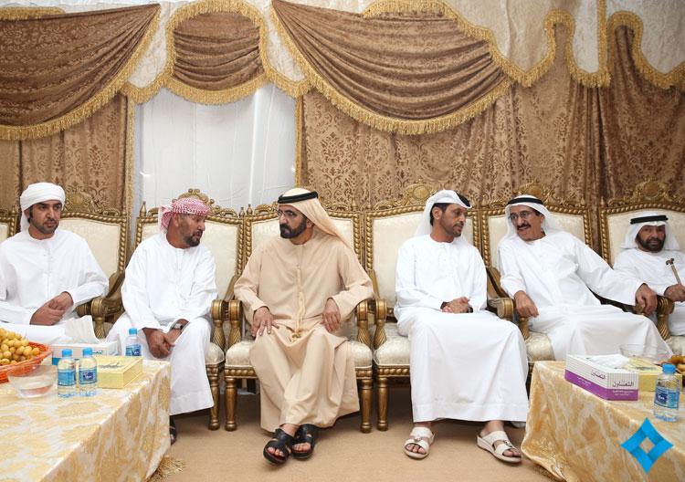 DXBMediaOffice's tweet photo. محمد بن راشد يقدم واجب العزاء في وفاة سلطان الكتبي خلال زيارة لمنزل الفقيد في العين #الامارات http://t.co/gJFGQorBvR