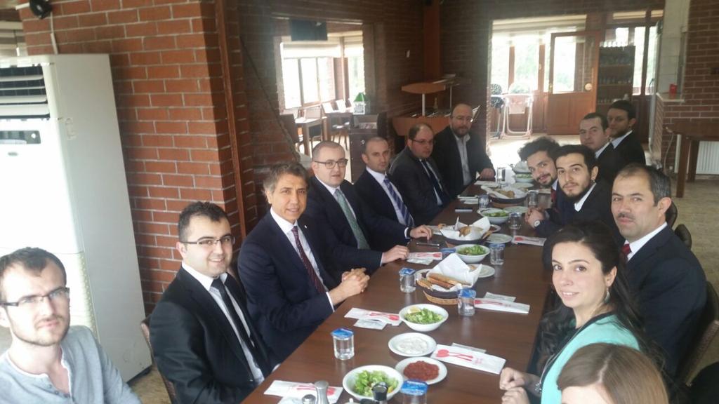 Dumlupinar Universiteli genc arkadaslarla bulustuk.Birazdan programimiz basliyor.