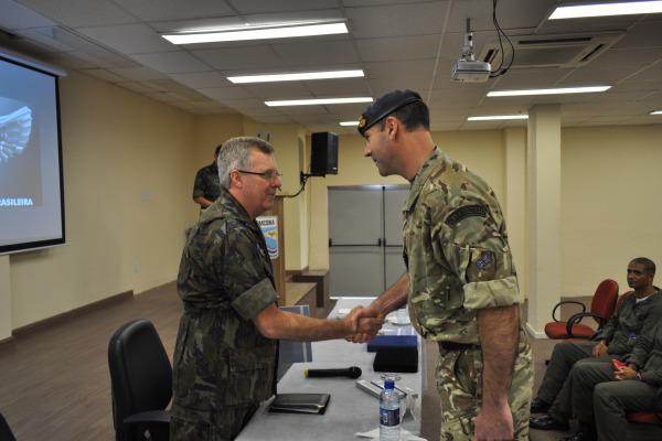 fab_oficial's tweet photo. Militares de Infantaria da #FAB finalizam curso da @RoyalAirForceUK http://t.co/Cn3Ae79V9m #ComandoControle #Parceria http://t.co/EFKe0507ZQ