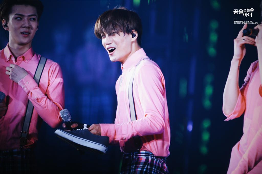 EXOsehunkai's tweet photo. Exo'luxion in Seoul 😅 Sehun Kai and his shoes  ©Dreamingboy_kai
.
LOL
. http://t.co/s2T85lfIJD