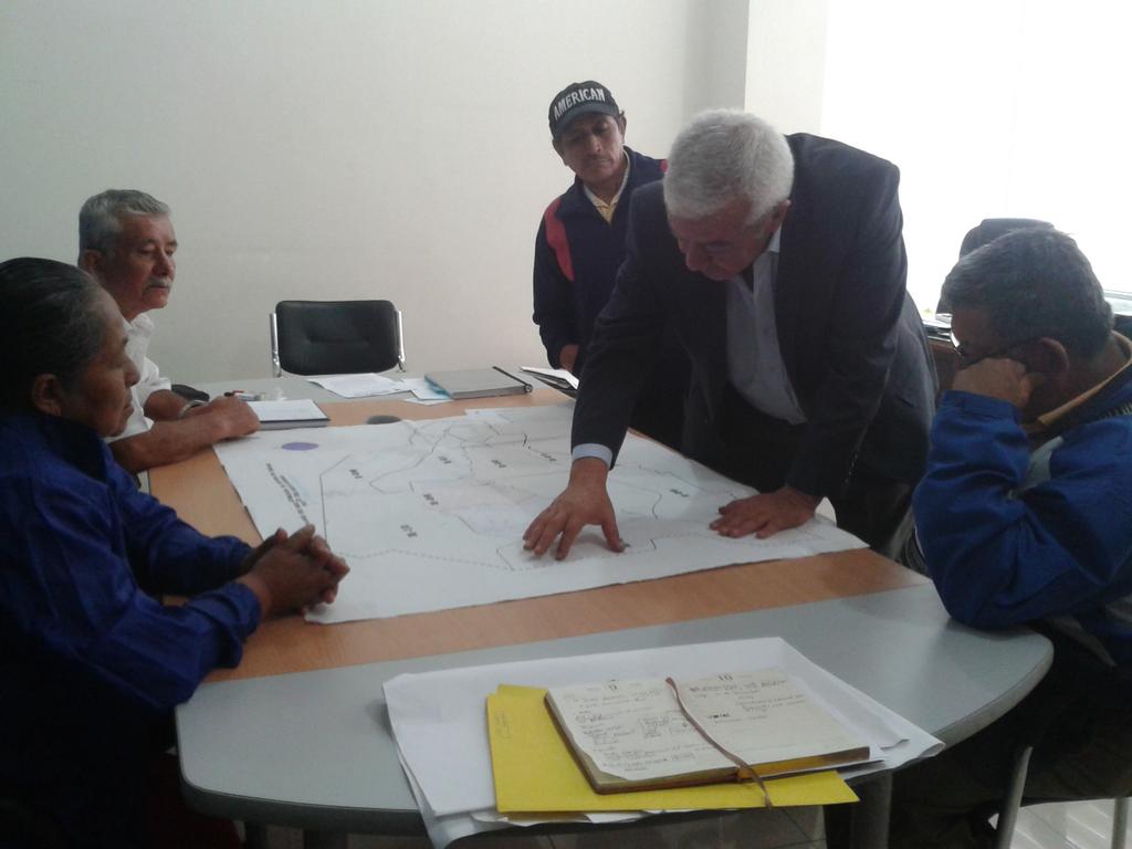 EPMAPASD's tweet photo. Gerente @EPMAPASD se reúne con dirigentes del barrio Provincias Unidas quienes serán beneficiados con red de agua. http://t.co/DP527CXuHv