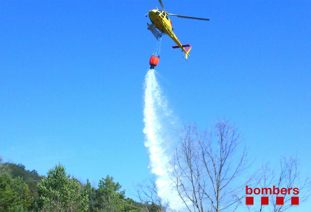 bomberscat's tweet photo. Incendi vegetació agrícola i forestal ona partida dels Clossos  #Prades, ja ESTABILITZAT. 7vhs i 1 HC #bomberscat http://t.co/MfhvK5KXp0