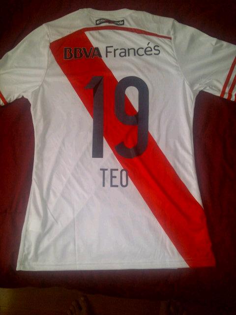 Arrancaaa hoy. Voy a premiar a los hinchas de River. La camiseta de Teo. El 10-4 digo el ganadorrr!! RT y te anotas.