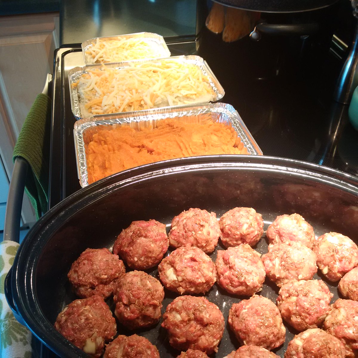 DwaniaP's tweet photo. 2 hrs prep this AM. NGNS balls and cauliflower Shepherds pie. 1 w/ sweet pot 4 J. #FatBlast50 is not over @FatZmak http://t.co/HSbJ9JcMmx