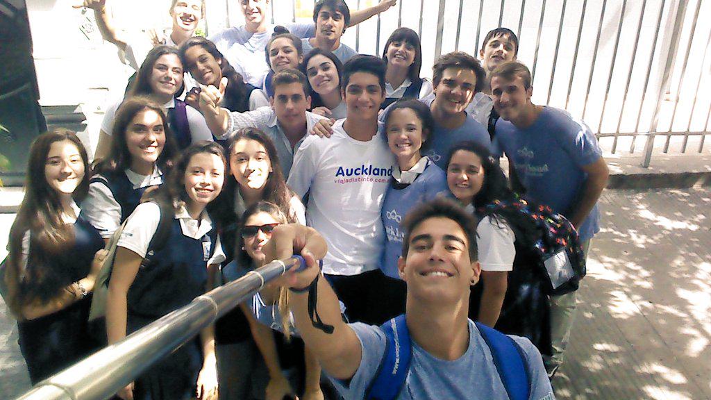 ToomasValsecch's tweet photo. Una fotito con los chicos de asunción 2da después del sorteo de remeras!! 🎉👏 #Auckland2015 #ViajaDistinto http://t.co/lC2ZMknBAK