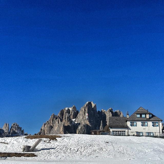 biancatecchiati's tweet photo. Il #blu e le #dolomiti #HappyCheeseFassaXL @valdifassa @buongiornofassa #ValdiFassa #canaz… http://t.co/KS103Zi03t http://t.co/avmLzsY6UJ