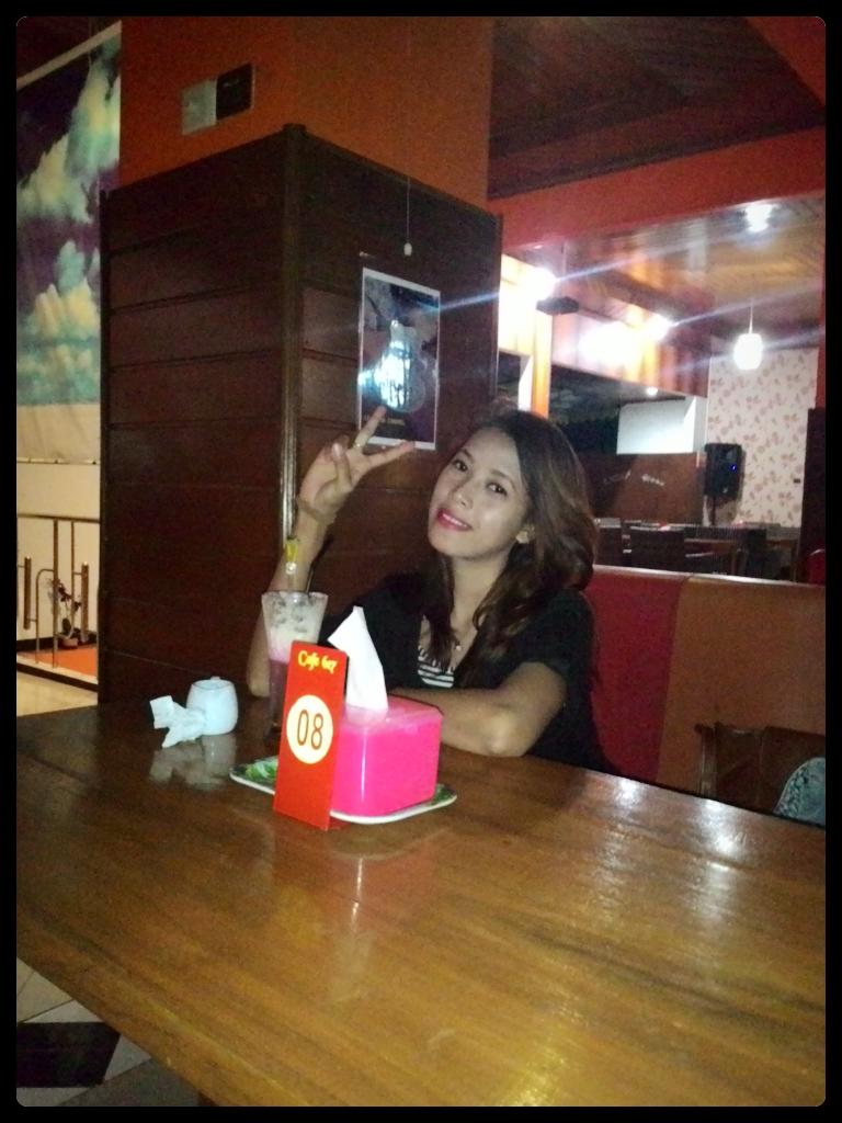 nikenniesaa's tweet photo. Nongkrong dulu di cafe 617 http://t.co/45eFf2yw5U