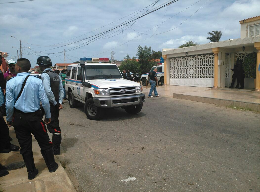 NOTIFALCON's tweet photo. #AEstaHora Dos delincuentes murieron al enfrentarse a cuerpos policiales en avenida Ávila de Santa Fe #PuntoFijo http://t.co/0h4SmW0SXT