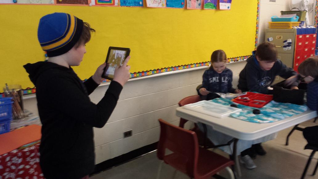 iancrewe's tweet photo. Documenting progress on robotics work @ Rennies River gd4 #munstem http://t.co/hwYOCJybB7