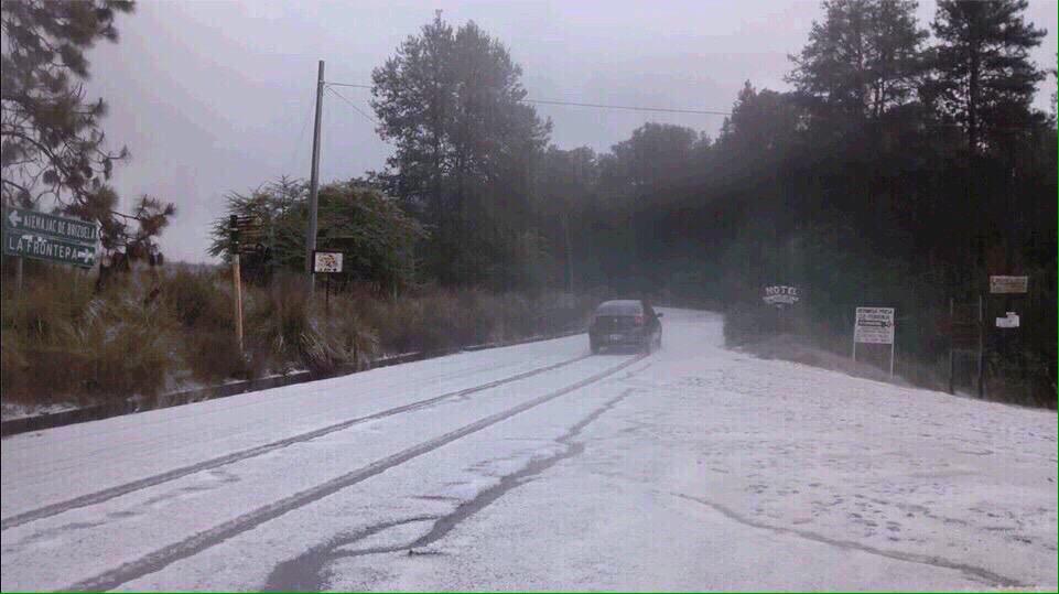 8Luise's tweet photo. RT @usuario_final RT @informador_JAL: #140de @checobarrera: Nevando en Tapalpa #LluviaGDL http://t.co/LSRgVRWQsV @gopavelin vamos!!