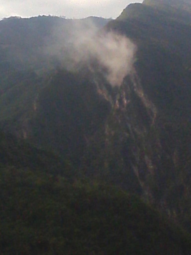 goyenechejulian's tweet image. Derrumbe de montaña a causa del temblor, km 22 via Cúcuta-Pamplona. @noticucuta @areacucuta @LAFmCucuta