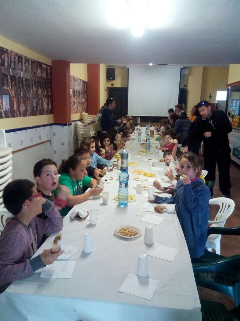 FallaelColmenar's tweet image. Esta vesprada ha estat molt divertit el berenar a càrrec de nostra FMI 😄