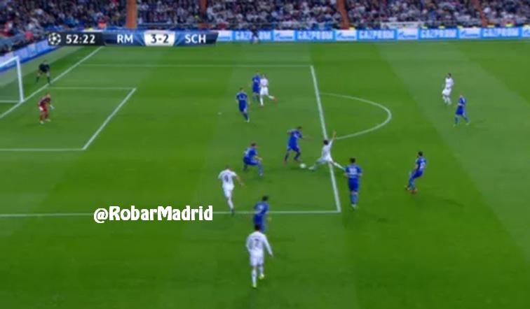 RobarMadrid's tweet photo. Fuera de juego en gol de Karim Benzema. El gol no debió subir al marcador. Otra más. #RoboDelMadrid http://t.co/17v31A0uyl