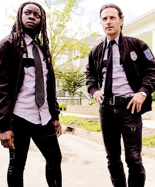 jynkuran's tweet photo. Andrew stays😻with his uniform🚨👮 #TWDForget @EnerGiz_Dixon @NomanTwd @thewalkingoscar @SephraJ @AlyzeJohnzen @TWD_RT http://t.co/vxNAB19SO3
