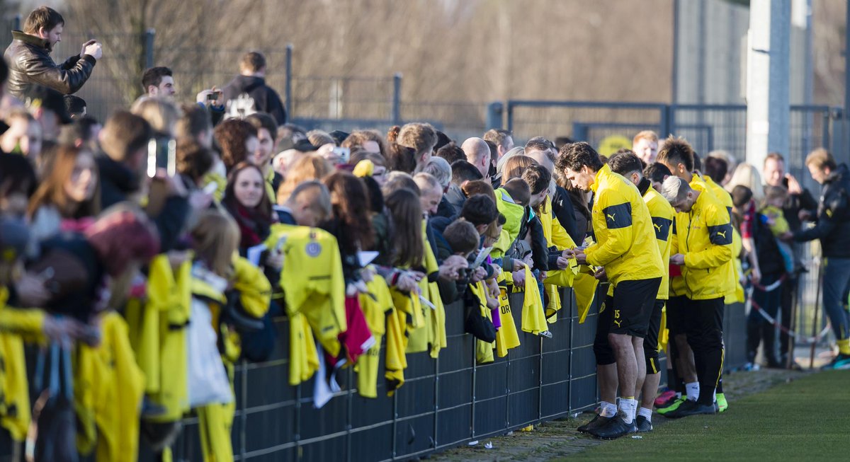 Borussia Dortmund Autogramme Nach Dem Offentlichen Training Heute In Brackel The Players After Today S Public Training Bvb Http T Co Afjwx0ru0d