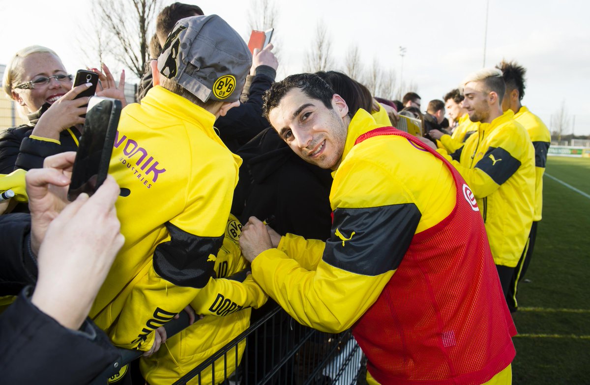 Borussia Dortmund Autogramme Nach Dem Offentlichen Training Heute In Brackel The Players After Today S Public Training Bvb Http T Co Afjwx0ru0d