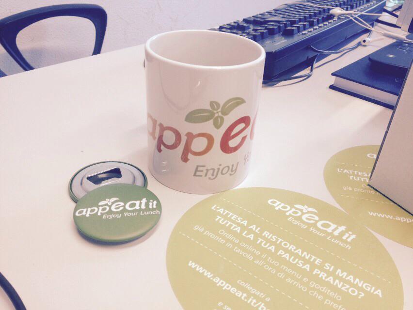 AppEatIt's tweet photo. #crowdfunding i primi gadget esclusivi sono arrivati. A breve porteranno colore nelle vostre case e uffici! http://t.co/r0ClhPnrOm