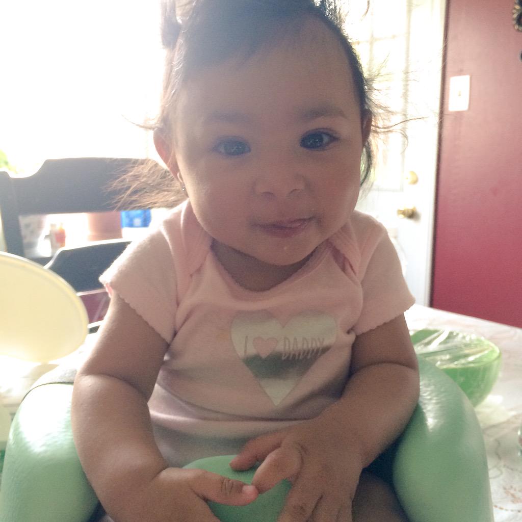 chelseagaribaay's tweet photo. Why is she already 6 months today?!😭😣👑💋✨💕 #sillyfaces #sheseating #dontbotherher lol http://t.co/ltbTkb7nzQ