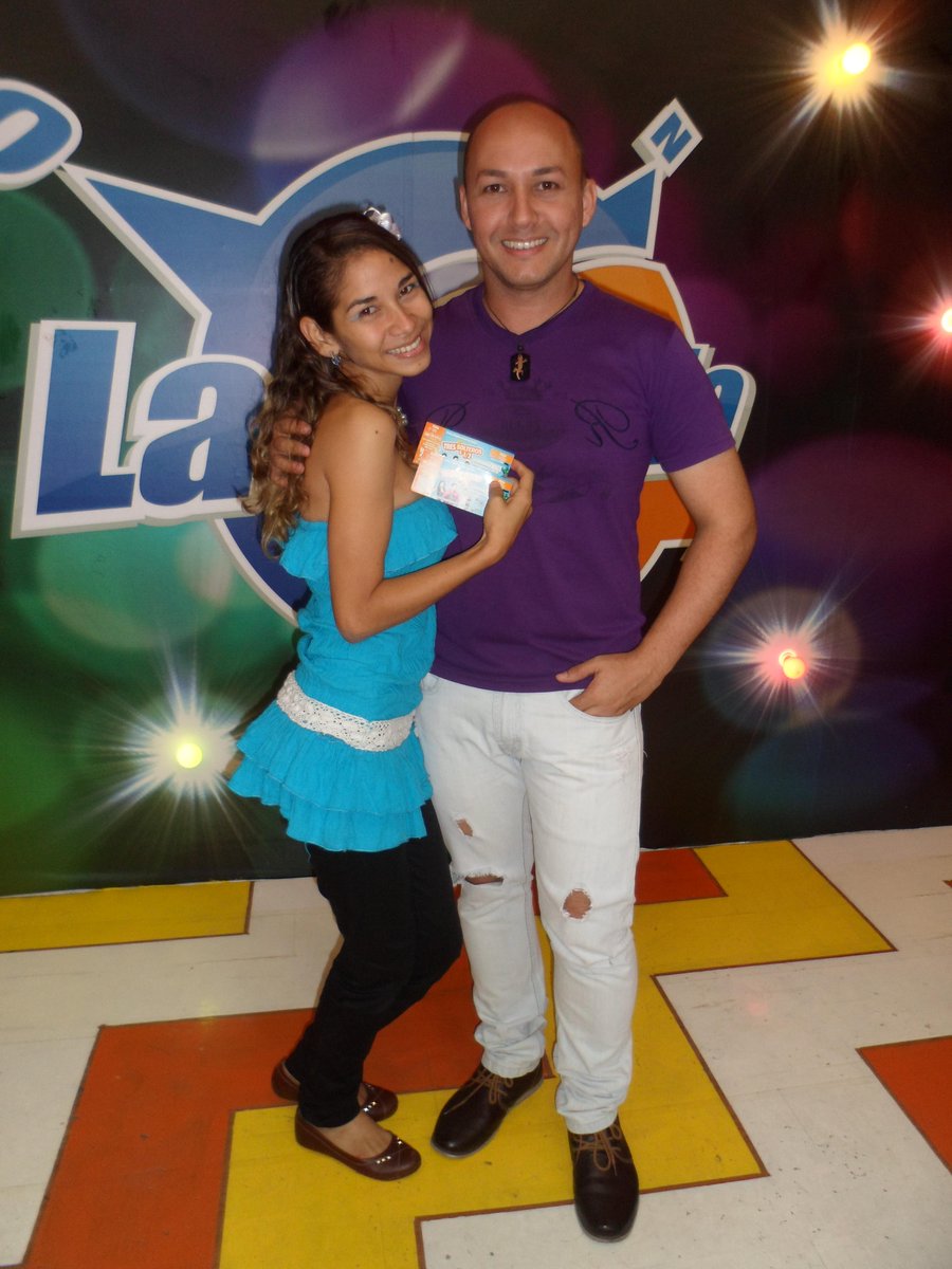 con la voz internacional <a href="/Ronald_Canelon/">Ronald Canelón</a>