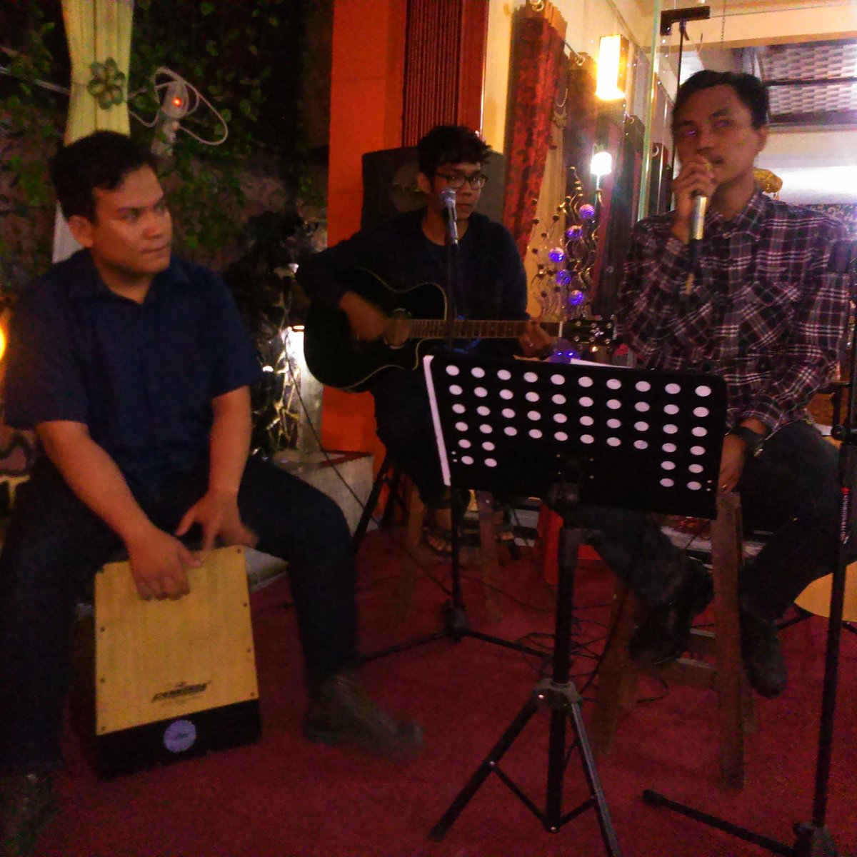 OkkyNaldi's tweet photo. Perfome cafe redel http://t.co/Bb66cQ27dR