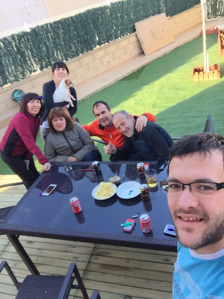 katalan11's tweet photo. Estrenando el nuevo jardin!! 😃👌🐶 @84lauracm @ElenaRipaltaCon @GomarMatute http://t.co/YMz7Rj2KQx