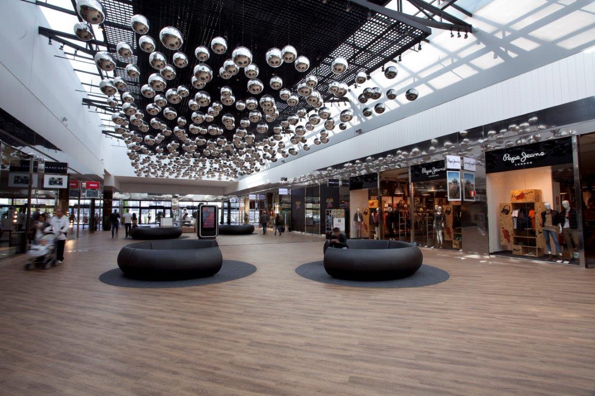 TarkettES's tweet image. ¿Nos vamos de compras? Suelos #Tarkett iD Inspiration en #Outletstyle de S.S. de Los Reyes instalados con #Tarkospray